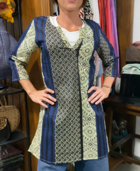 Blusa boho artesanal India frente azul puesta