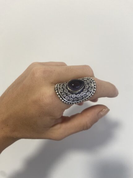 anillo bohemio en plata con piedra violeta visto desde el lado derecho